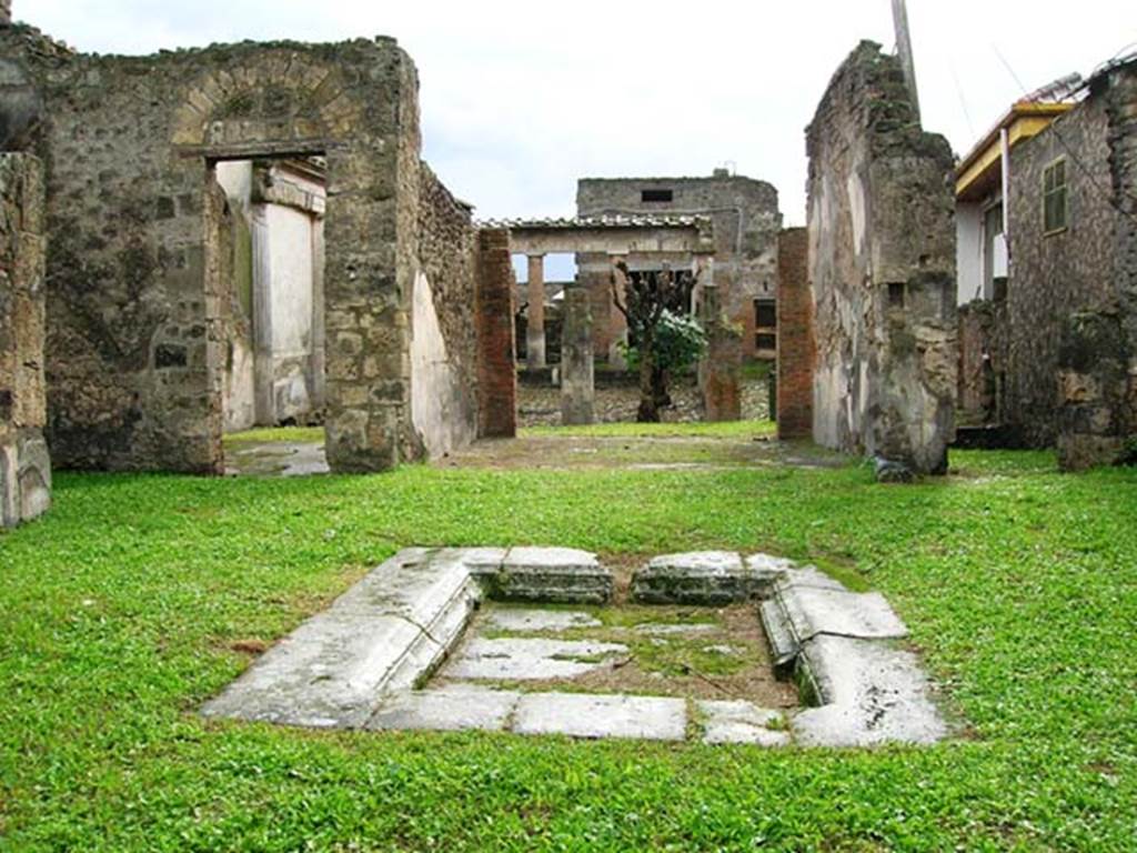 VII.4.59 Pompeii. November 2012. Looking south across Impluvium in atrium e. Photo Wikimedia, Courtesy of author Mentnafunangann. Use subject to a Creative Commons Attribution-Share Alike 3.0 Unported Licence.