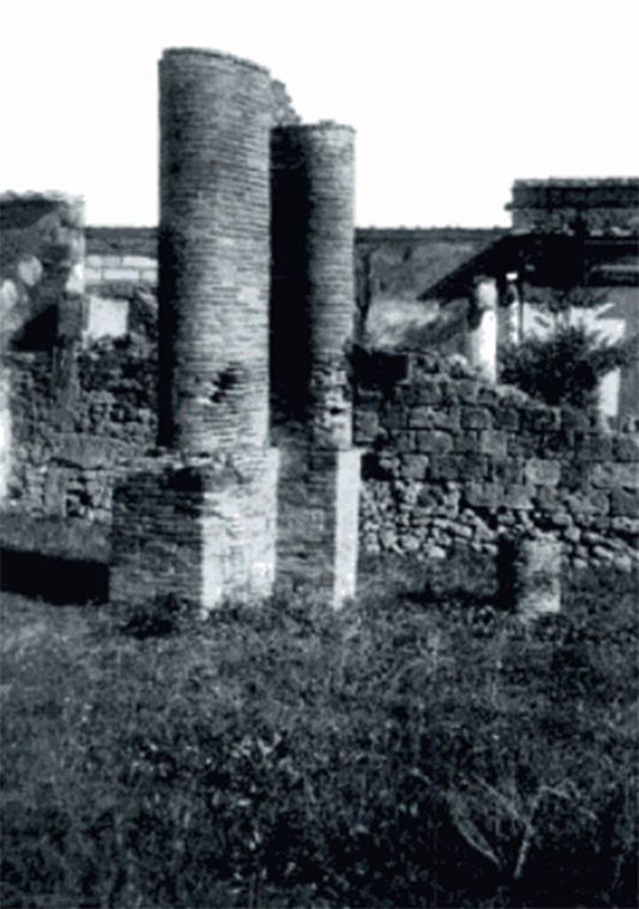 VII.4.62 Pompeii. Photo c.1938 by Tatiana Warscher showing peristyle before the 1943 bombing destruction. According to Garcia y Garcia, the brick pilaster was destroyed along with a good part of the south perimeter wall. See Garcia y Garcia, L., 2006. Danni di guerra a Pompei. Rome: L’Erma di Bretschneider, p. 101.