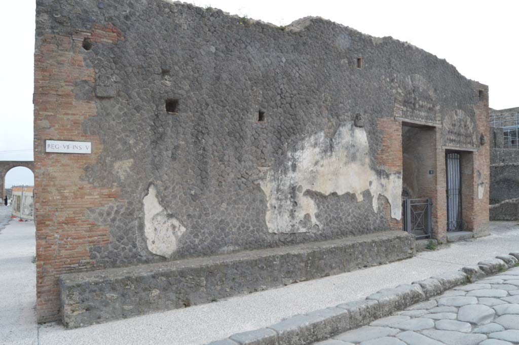 VII.5.1 Pompeii. March 2019. Looking south at junction between Via delle Terme, on right, and Via del Foro, on left.
VII.5.1, steps to upper floor, is on the right, with VII.5.2.
This decorated wall with bench seating would have been the side wall of VII.5.29.
Foto Taylor Lauritsen, ERC Grant 681269 DCOR
