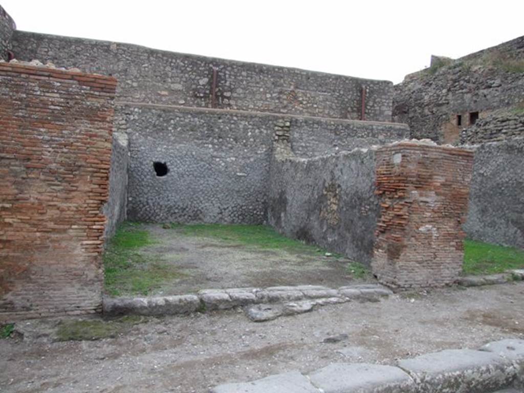 VII.5.5 Pompeii. December 2007.Shop entrance, looking south. A description, and photographs (figure 17, 18 and 19) can be found on page 139-40 of Associazione Internazionale Amici di Pompei: Quaderni di Studi Pompeiani, 1/2007.
Barattolo, A and Romaldi, F: Insula VII.5  Una rilettura ragionata dei documenti grafici. (p.127-146)
