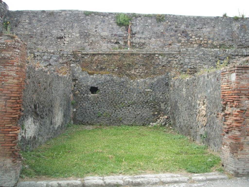 VII.5.5 Pompeii.  Shop.  May 2005.  Looking south.