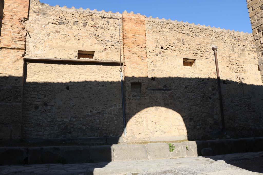 VII.5.16, on right, and VII.5.15, on left. December 2018. 
Looking north to square recess/niche in pilaster between blocked doorways. Photo courtesy of Aude Durand.
