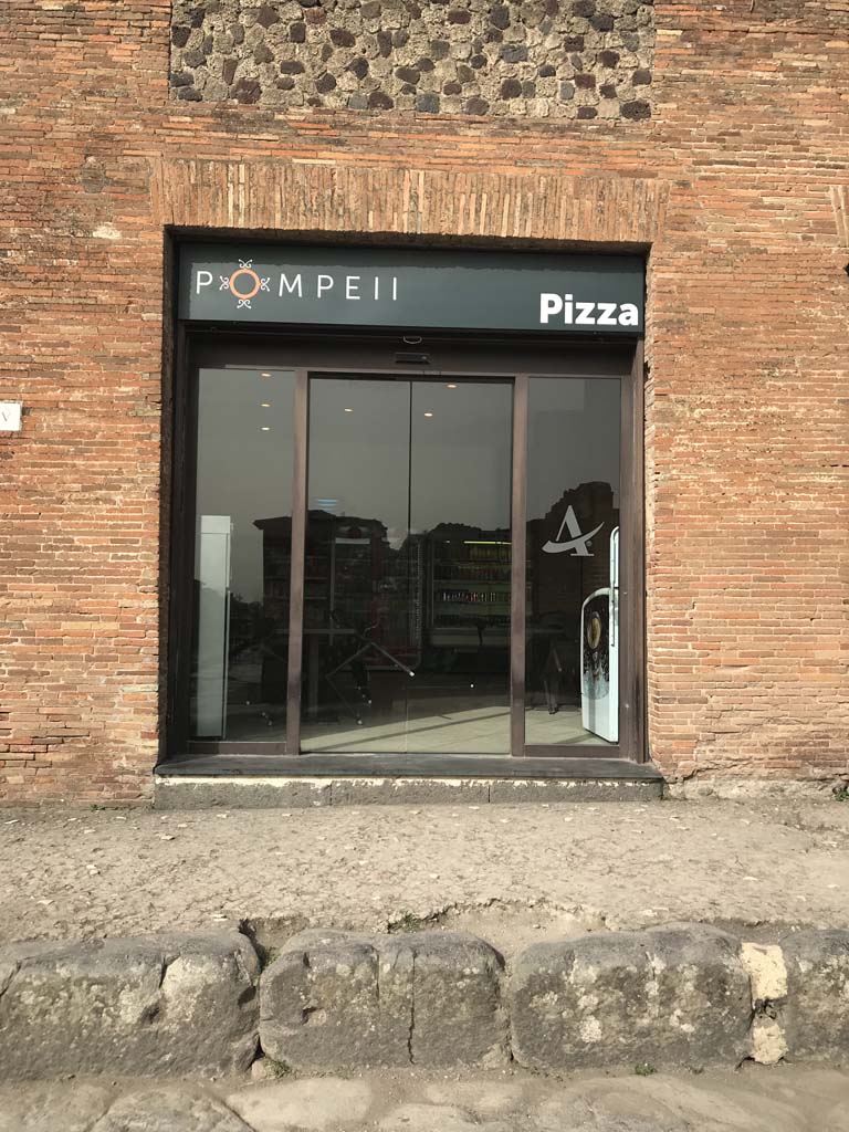 VII.5.18 Pompeii. April 2019. Looking west to entrance on corner of Via del Foro and Via degli Augustali.
Photo courtesy of Rick Bauer.
