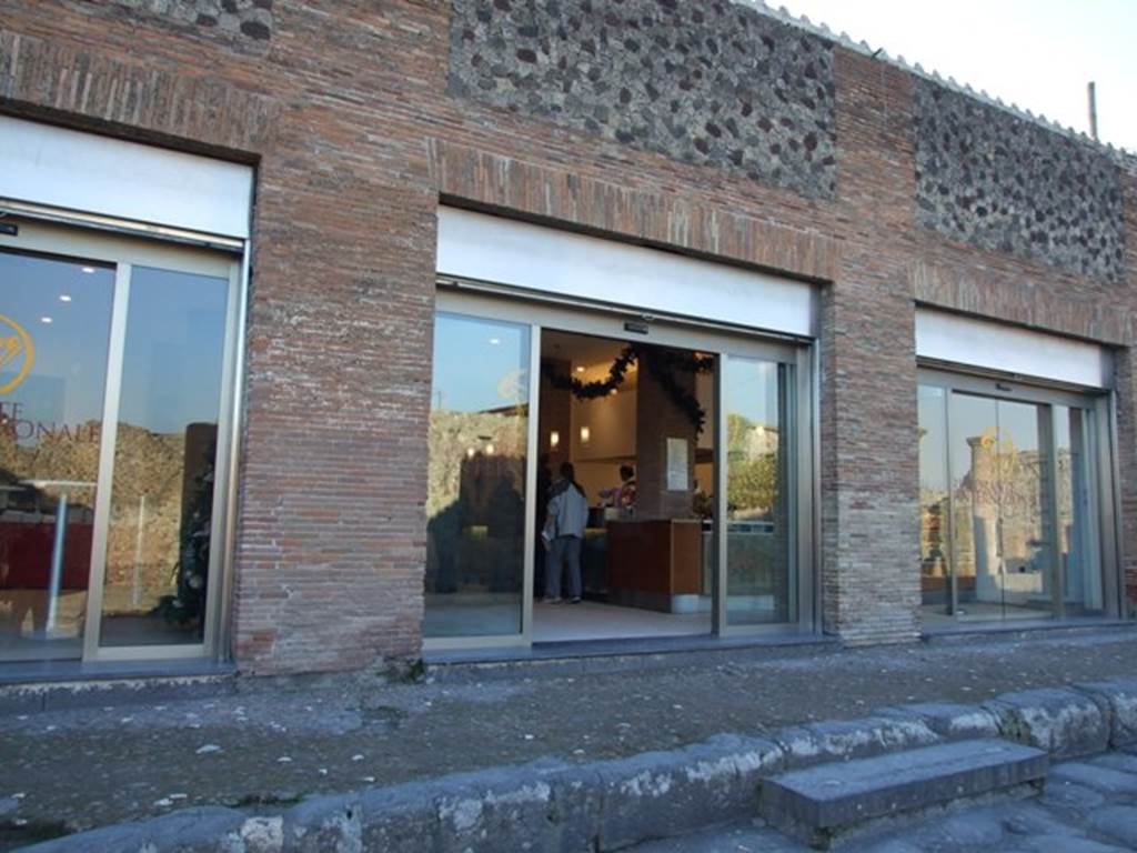 VII.5.18, VII.5.19 and VII.5.20 Pompeii. December 2007. Entrances on Via del Foro.