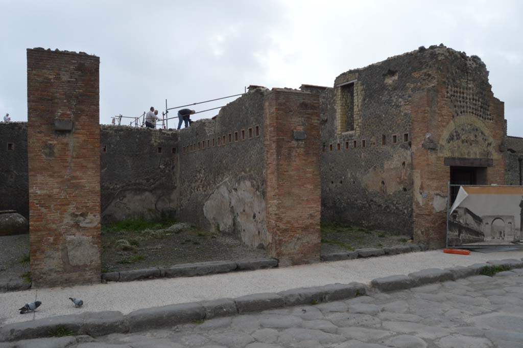 VII.5.23 Pompeii. March 2019. Looking towards entrance doorway, centre right, on west side of Via del Foro.
On the right, is VII.5.24, an entrance to the Forum Baths. 
Foto Taylor Lauritsen, ERC Grant 681269 DCOR.

