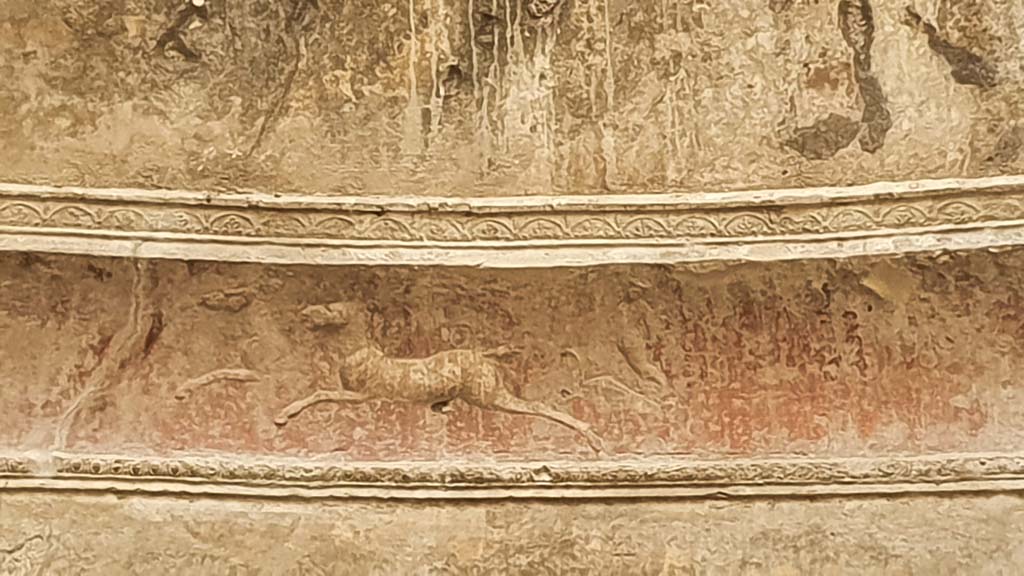 VII.5.24 Pompeii. August 2021. Frigidarium, detail of plasterwork showing two-horse chariot and cupid.
Foto Annette Haug, ERC Grant 681269 DÉCOR.

