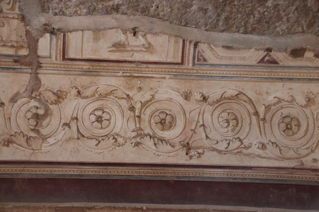 VII.5.24 Pompeii. October 2023. 
Plaster stucco on west wall in south-west corner of tepidarium (37), (continued). Photo courtesy of Klaus Heese.

