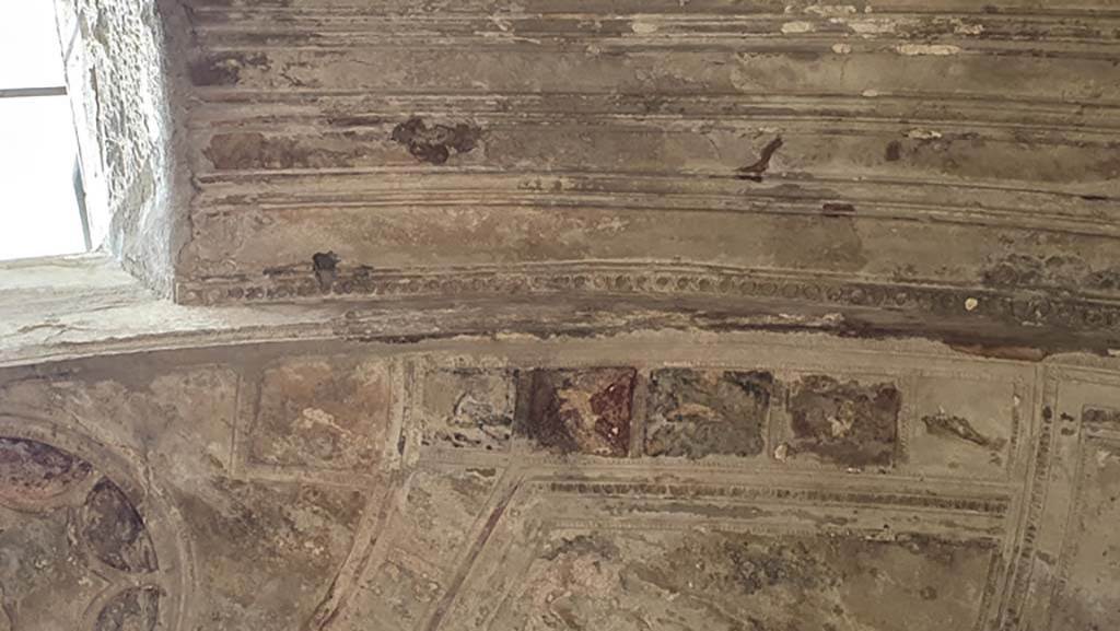 VII.5.24 Pompeii. August 2021. Caldarium (39), upper west side of basin alcove below ceiling stucco.
Foto Annette Haug, ERC Grant 681269 DÉCOR.
