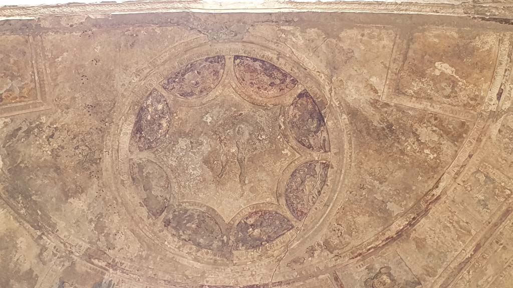 VII.5.24 Pompeii. August 2021. 
Caldarium (39), detail of circular decorative stucco above circular window on south wall in basin alcove.
Foto Annette Haug, ERC Grant 681269 DÉCOR.
