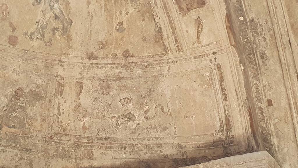 VII.5.24 Pompeii. August 2021. Caldarium (39), detail of stucco on west side of basin alcove.
Foto Annette Haug, ERC Grant 681269 DÉCOR.
