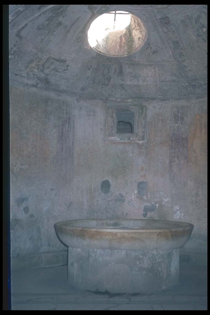 VII.5.24 Pompeii. Caldarium (39) apse with roof light and marble basin (41).
Photographed 1970-79 by Günther Einhorn, picture courtesy of his son Ralf Einhorn.
