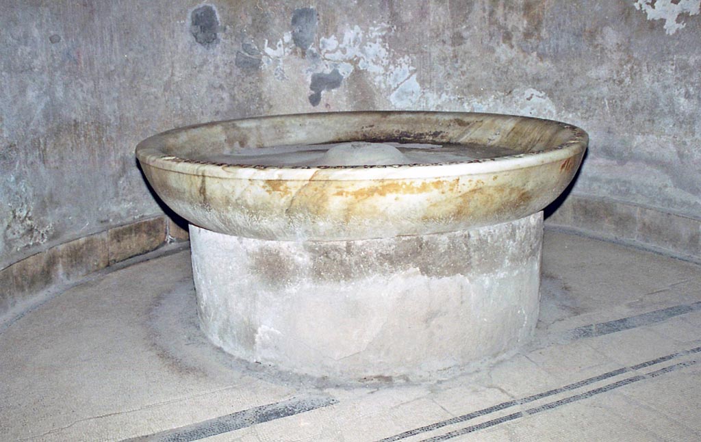 VII.5.24 Pompeii. October 2001. Large marble basin or labrum (41) in apse of caldarium (39). Photo courtesy of Peter Woods.
