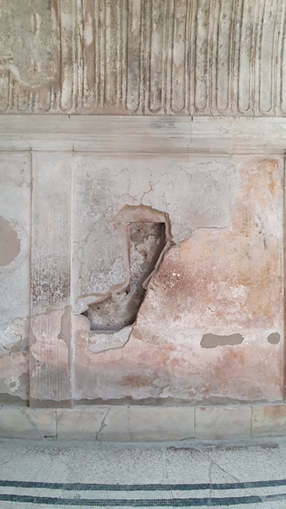 VII.5.24 Pompeii. August 2021. Caldarium (3), detail from east wall.
Foto Annette Haug, ERC Grant 681269 DÉCOR.

