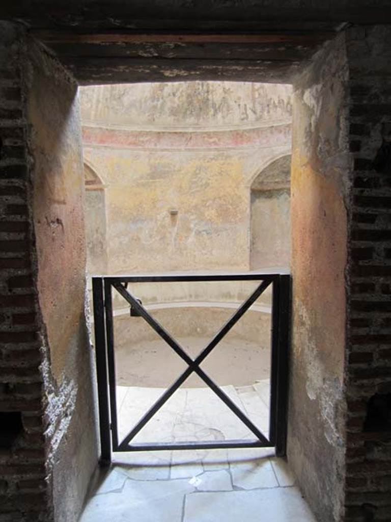 VII.5.24 Pompeii. March 2012. Doorway to frigidarium (19), looking south. Photo courtesy of Marina Fuxa.
