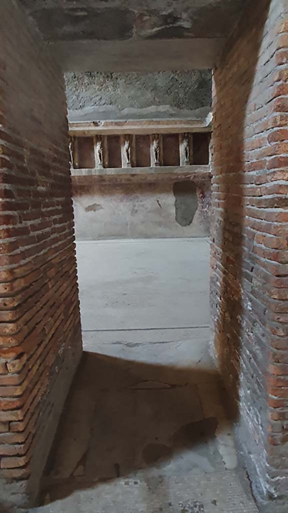 VII.5.24 Pompeii. August 2021. Doorway into tepidarium 37, in west wall of changing room.
Foto Annette Haug, ERC Grant 681269 DÉCOR.

