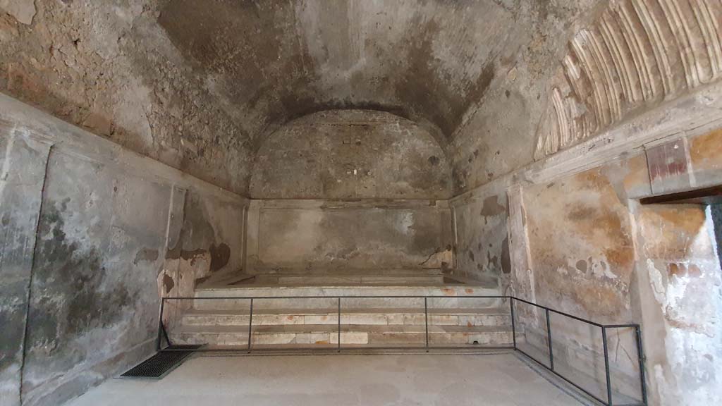 VII.5.24 Pompeii. August 2021. 
Caldarium (39), looking towards north end with marble hot bath (42), with doorway from tepidarium (37), on right.
Foto Annette Haug, ERC Grant 681269 DÉCOR


