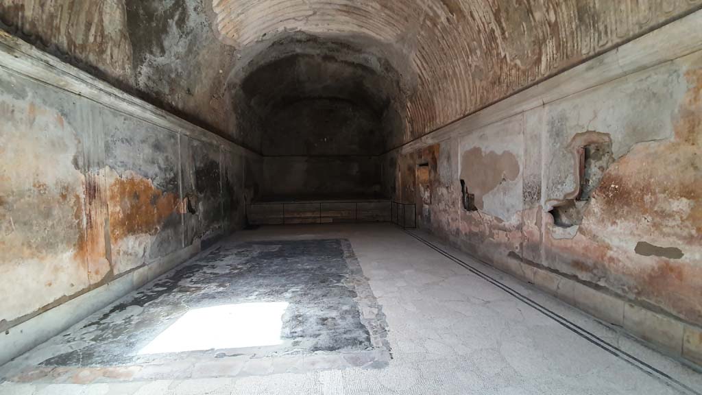 VII.5.24 Pompeii. August 2021. Caldarium (39), looking north towards hot bath.
Foto Annette Haug, ERC Grant 681269 DÉCOR.

