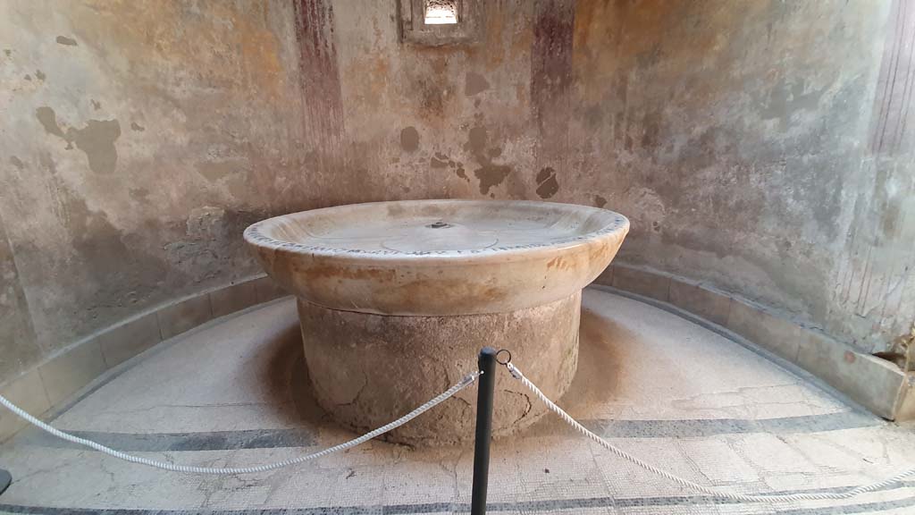 VII.5.24 Pompeii. August 2021. Caldarium (39), looking south to marble basin (41) in alcove.
Foto Annette Haug, ERC Grant 681269 DÉCOR

