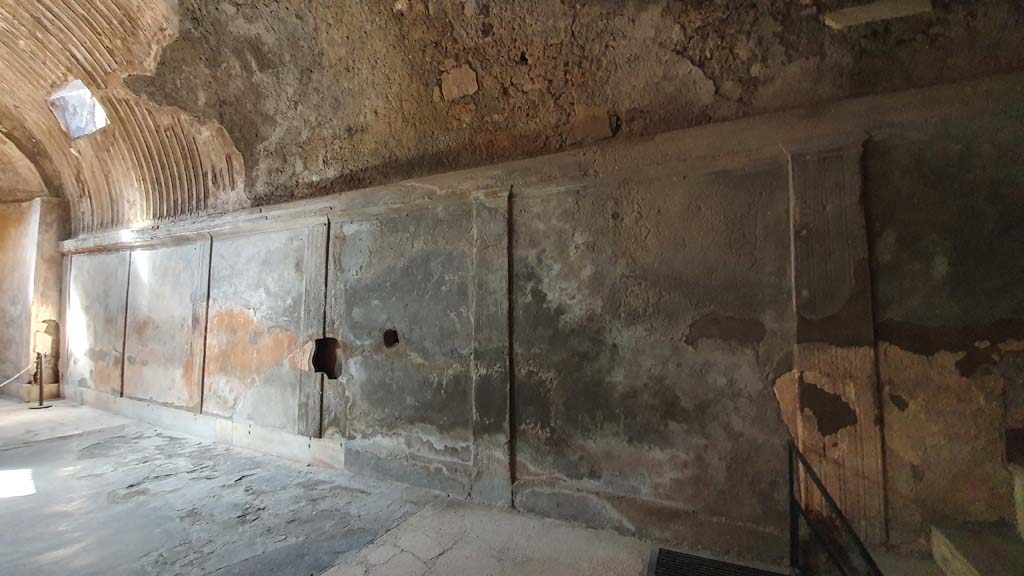 VII.5.24 Pompeii. August 2021. Caldarium (39), looking south along west wall.   
Foto Annette Haug, ERC Grant 681269 DÉCOR.
