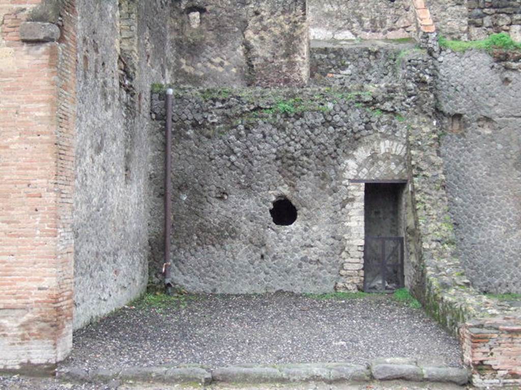 VII.5.25 Pompeii. December 2005. Looking towards room at rear of shop.