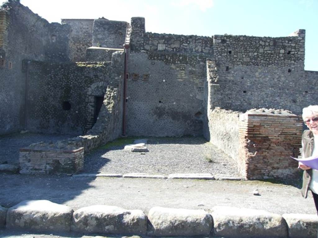 VII.5.26 Pompeii.  March 2009.  Looking west to workshop (centre), on Via del Foro. Found in September 1823, written on the pilasters to the left and right of the entrance were –
Marcellum
aed(ilem)  rog(at)     [CIL IV 524]
Pansam  aed(ilem)  o(ro)  v(os)  f(aciatis)
et  Popidium     [CIL IV 525]
C(aium)  Calventium  II vir(um)
Sittium  Magnum  o(ro)  v(os)  f(aciatus)     [CIL IV 526]
M(arcum)  C(asellium)  M(arcellum)
aed(ilem)       [CIL IV 527]
See Pagano, M. and Prisciandaro, R., 2006. Studio sulle provenienze degli oggetti rinvenuti negli scavi borbonici del regno di Napoli. Naples : Nicola Longobardi. 
(p. 127)
