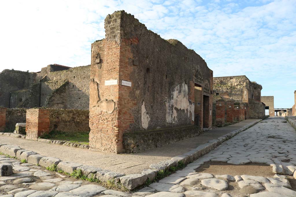 VII.5.29, Pompeii, centre left at junction. December 2018. Looking west from junction towards west side of Via del Foro, on left.
On the right is the Via delle Terme. Photo courtesy of Aude Durand.
