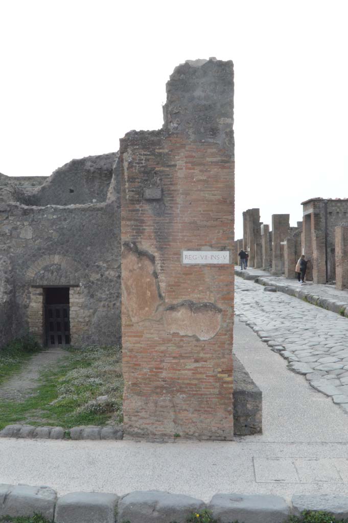 VII.5.29 Pompeii. March 2019. 
Pilaster on north side of entrance doorway, at junction with Via delle Terme.
Foto Taylor Lauritsen, ERC Grant 681269 DÉCOR.
