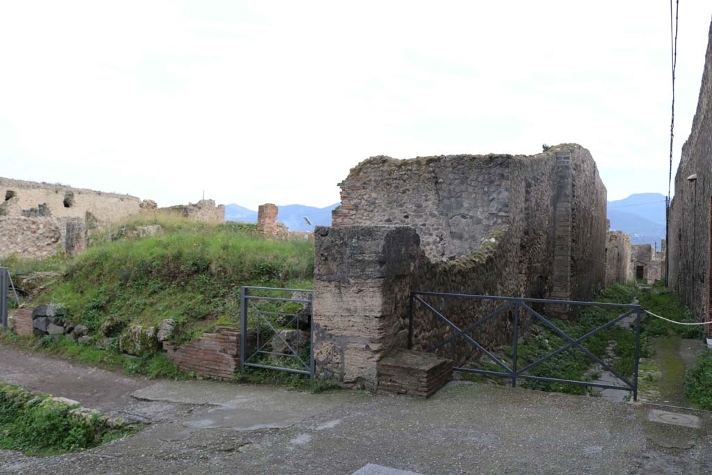 VII.6.1, Pompeii, in centre. December 2018. Entrance doorway, centre left.  
Looking south from junction with Via delle Terme and Vicolo del Farmacista. Photo courtesy of Aude Durand.
