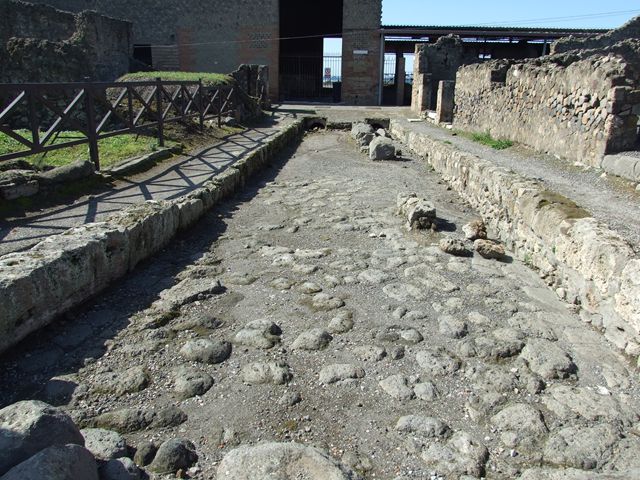 VII.6.1 Pompeii. March 2009.  Looking west to the end of the Via delle Terme, where it joins Vicolo del Farmacista.