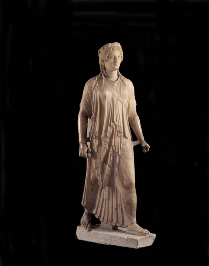 VII.6.3 Pompeii. Statue of Diana found in July 1760 on the base (r) of the Temple Lararium shrine in viridarium 18. PAH I, 1, 114 records – the marble statue, that shows Diana that came from the Masseria Irace, has been removed . add.140, 19th July “the marble and painted statuette of Diana, has come from the excavations of the Masseria di Irace”
Now in Naples Archaeological Museum. Inventory number: 6008. See Pagano, M. and Prisciandaro, R., 2006. Studio sulle provenienze degli oggetti rinvenuti negli scavi borbonici del regno di Napoli.  Naples : Nicola Longobardi. (p.35).