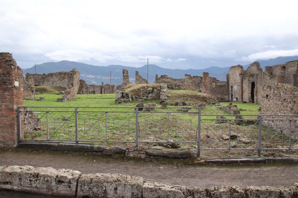 VII.6.7/6/5/4, Pompeii. December 2018. Looking south across entrances from Via delle Terme. Photo courtesy of Aude Durand.

