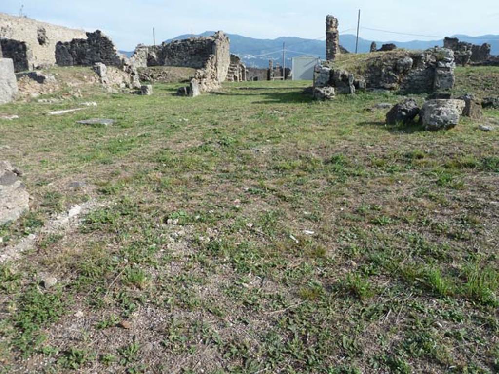 VII.6.7 Pompeii. September 2015. 
Looking south from site of shop at VII.6.6, across atrium and rooms on either side of VII.6.7.
