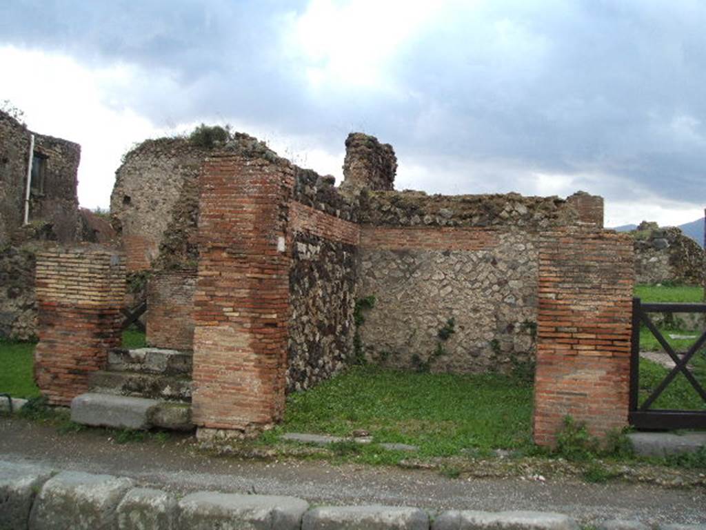 VII.6.12 Pompeii. December 2004. Shop entrance, in the centre.

