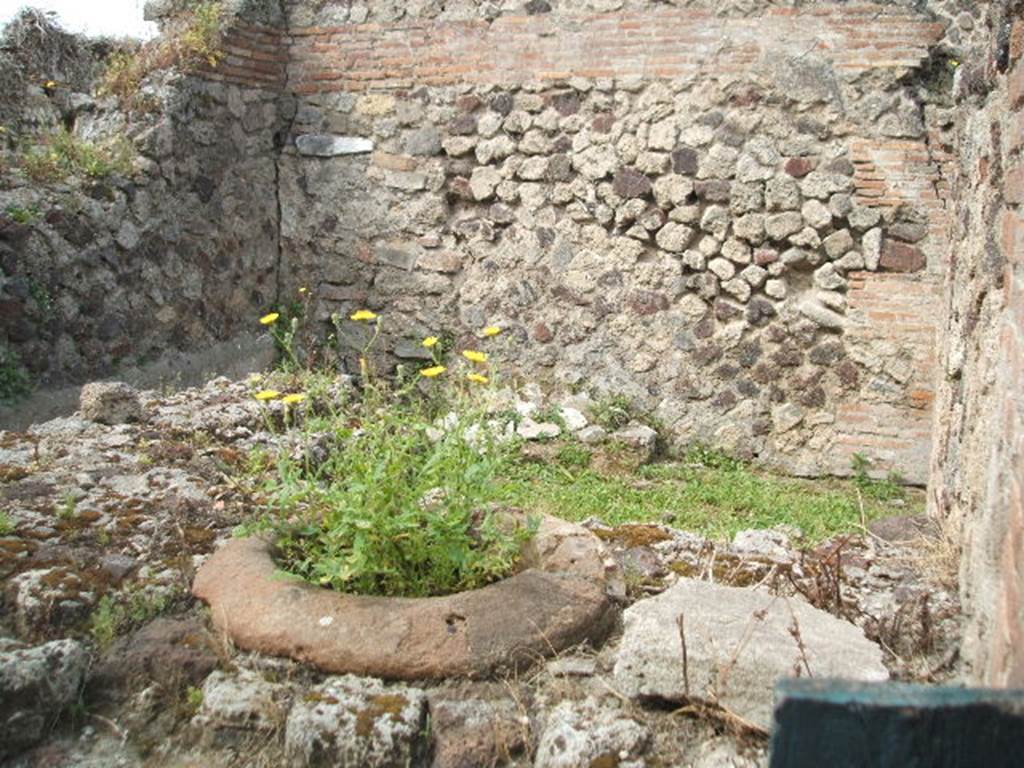 VII.6.15 Pompeii. May 2005. Looking west across bar-room with one urn in the remains of sales-counter.
