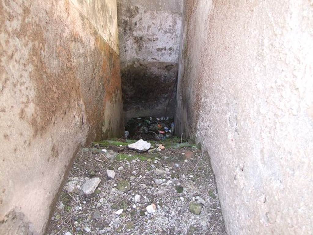 VII.6.17 Pompeii. March 2009. Stairs down. According to Liselotte Eschebach there were three turns of stairs. See Eschebach, L., 1993. Gebudeverzeichnis und Stadtplan der antiken Stadt Pompeji. Kln: Bhlau. (p. 41).