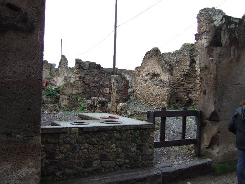 VII.6.20 Pompeii. December 2005. Entrance and counter.