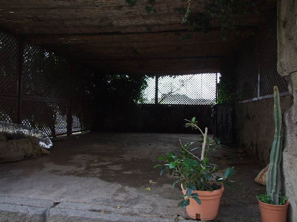 VII.6.22 Pompeii. December 2006. Room of caupona. According to Eschebach, at the rear on the right was a small room together with another that was the kitchen. On the left was a doorway leading to VII.6.25.
See Eschebach, L., 1993. Gebudeverzeichnis und Stadtplan der antiken Stadt Pompeji. Kln: Bhlau.(p.295)
