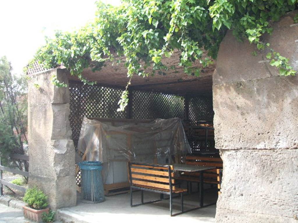 VII.6.22 Pompeii.  May 2006.   Restaurant - outside seating area.  