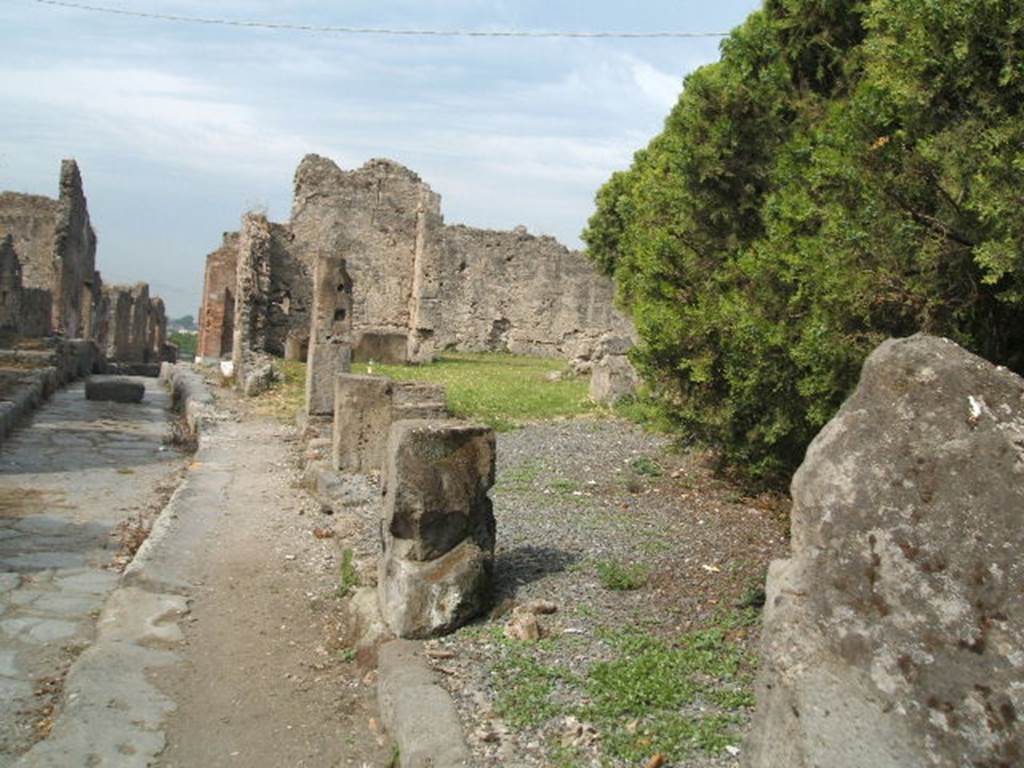 VII.6.24 Pompeii. May 2005. Looking west along entrance towards site of west wall. According to Boyce, in the west wall of the corner thermopolium at VII.6.23/24, there was a rectangular niche. It was called la nicchia dei Penati by Fiorelli.
See Boyce G. K., 1937. Corpus of the Lararia of Pompeii. Rome: MAAR 14. (p.67, no.290) 
