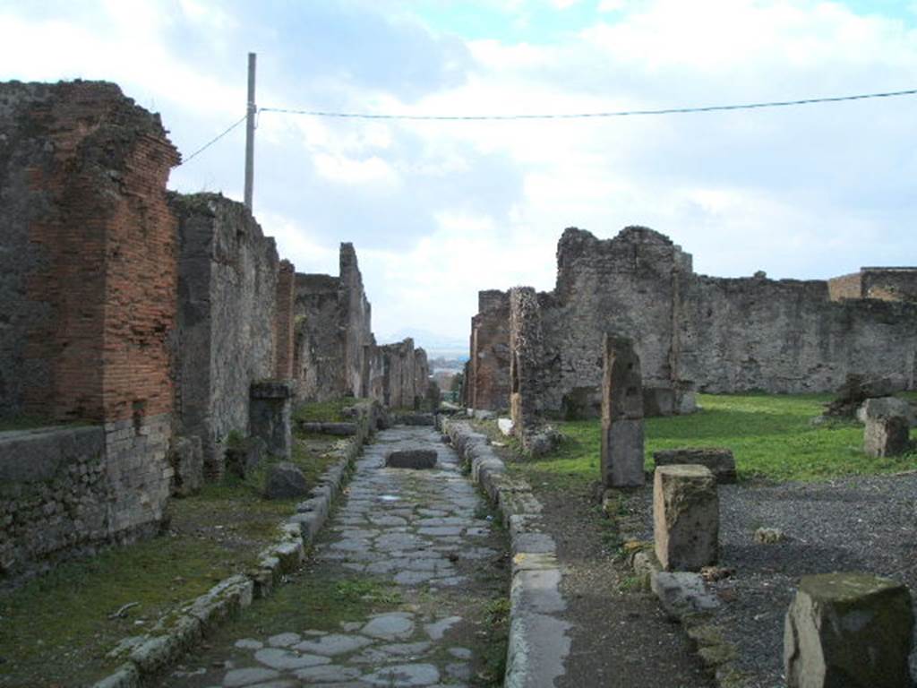 VII.7 Pompeii. Vicolo dei Soprastanti looking west  across entrance at VII.6.25 (on right)
