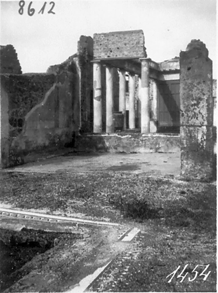 VII.6.28 Pompeii. 1929. View of impluvium, tablinum and peristyle.
DAIR 1325 F06. Photo © Deutsches Archäologisches Institut, Abteilung Rom, Arkiv. 

