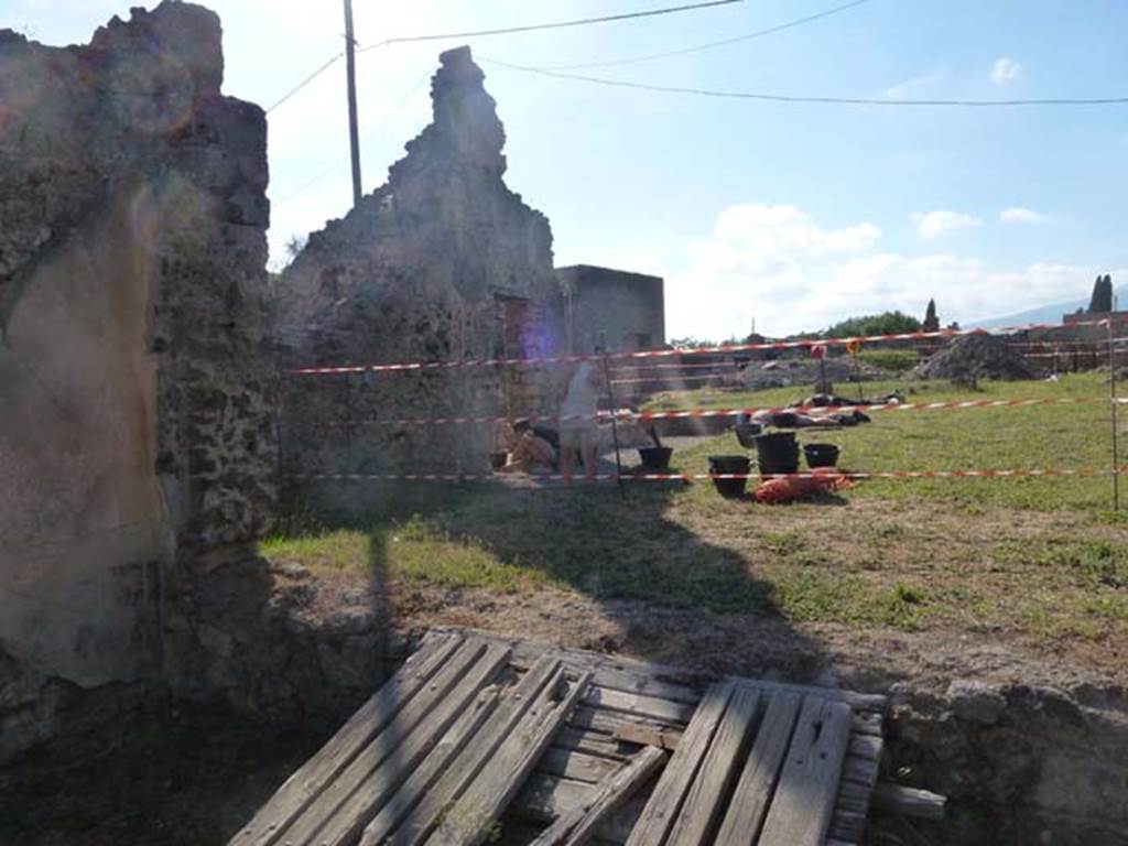 VII.6.28 Pompeii. June 2012. 
Looking north-west from rear of tablinum towards remains of west wall of peristyle.
