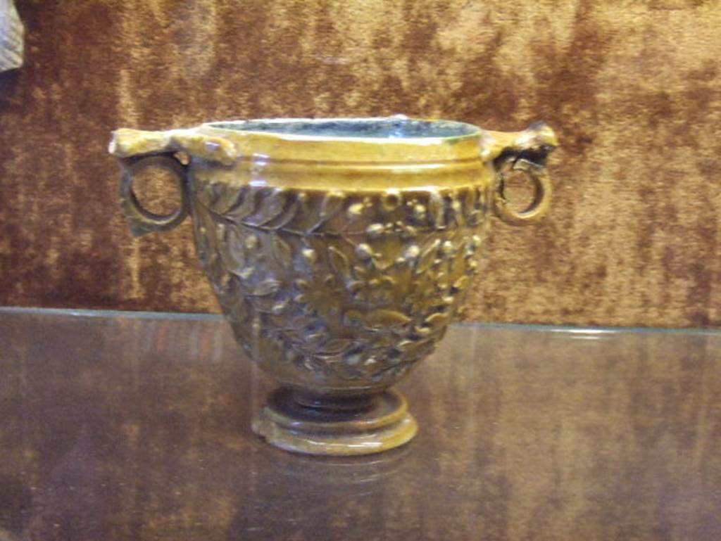 VII.6.28 Pompeii. Glazed two handled cup or skyphos. One of two skyphoi found on 22nd February 1910 in an elegant room to east of peristyle, room 8, (found in room 108 according to NdS, room 8 would seem to be an alternative number for the same room). Now in Naples Archaeological Museum.  Inventory number 133316. Our thanks to Raffaele Prisciandaro for his help in identifying this object.

