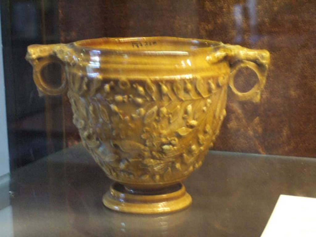 VII.6.28 Pompeii. Glazed two handled cup or skyphos. One of two skyphoi found on 22nd February 1910 in an elegant room to east of peristyle, room 8. (Found in room 108 according to NdS, room 8 would seem to be a different number for the same room). Now in Naples Archaeological Museum.  Inventory number 133315. Our thanks to Raffaele Prisciandaro for his help in identifying this object.
