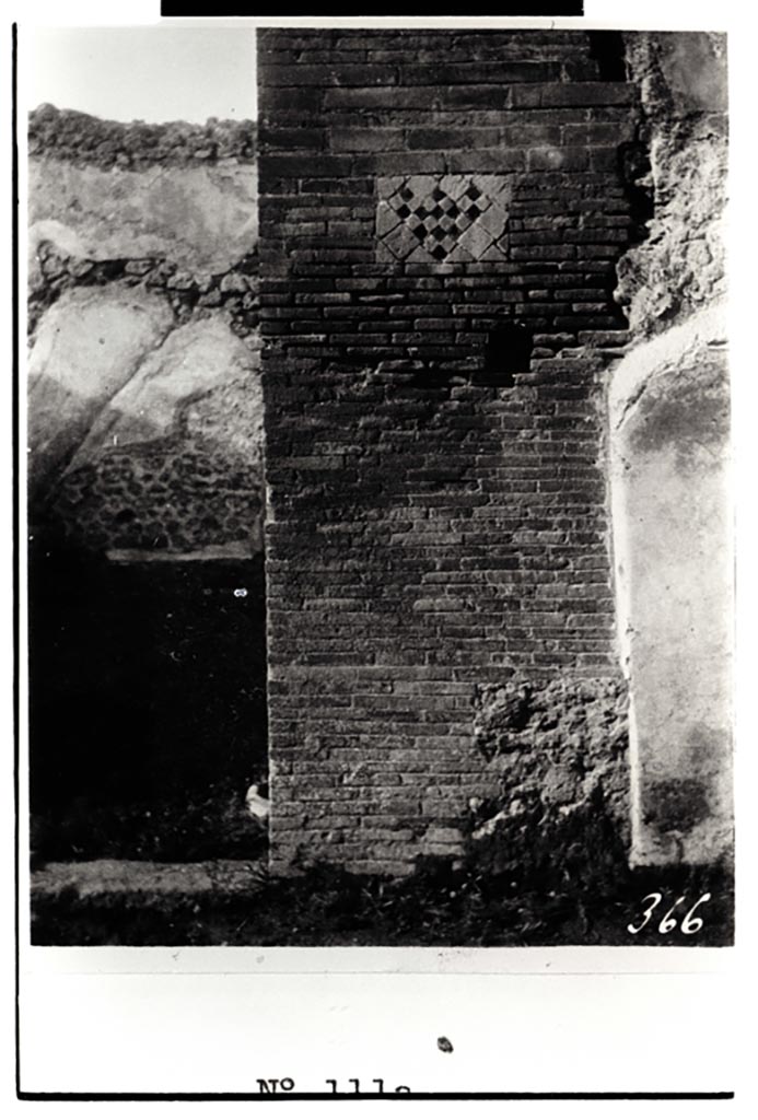 VII.6.29 Pompeii. W.1629. Pilaster on east side of entrance, photographed prior to 1943.
Photo by Tatiana Warscher. Photo © Deutsches Archäologisches Institut, Abteilung Rom, Arkiv. 
