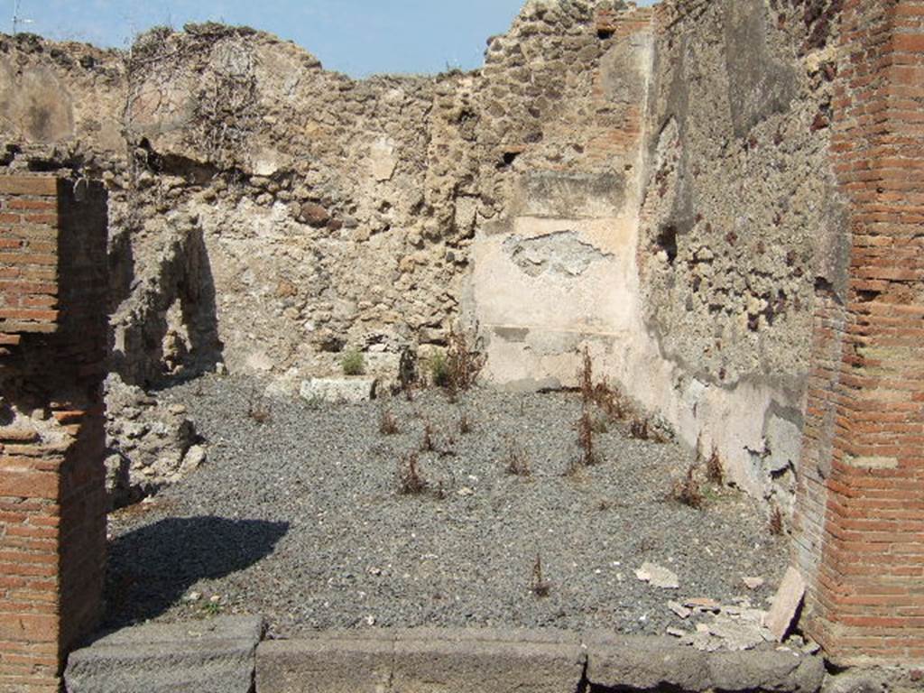 VII.6.31 Pompeii. September 2005. Looking north across shop from entrance. Against the north wall the base of two steps for the staircase can be seen. Fiorelli described this as a shop with the usual staircase.
