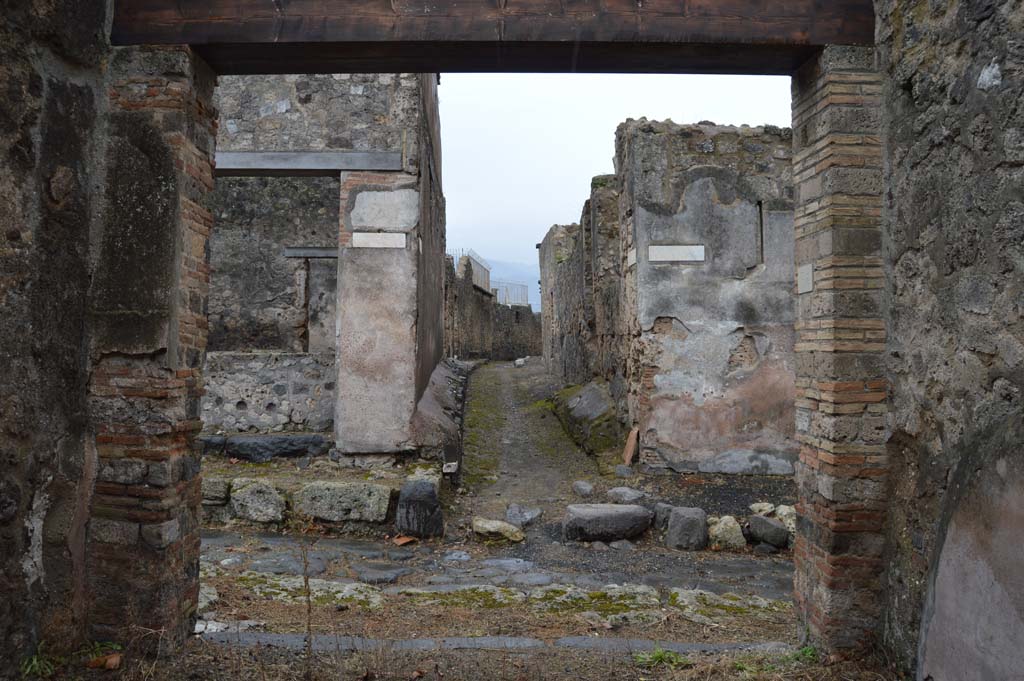 VII.6.34, Pompeii.  March 2018. 
Looking south from entrance doorway into Vicolo dei Soprastanti, and across to junction with Vicolo del Gallo.
Foto Taylor Lauritsen, ERC Grant 681269 DÉCOR.
