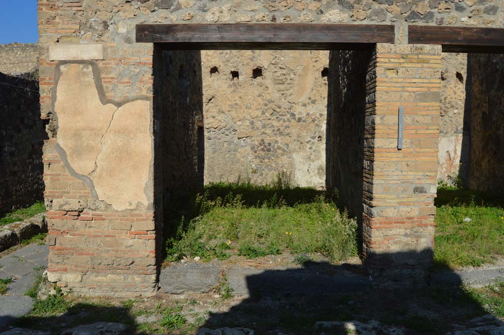 VII.6.35 Pompeii. October 2017. Looking north towards entrance doorway.
Foto Taylor Lauritsen, ERC Grant 681269 DÉCOR.
