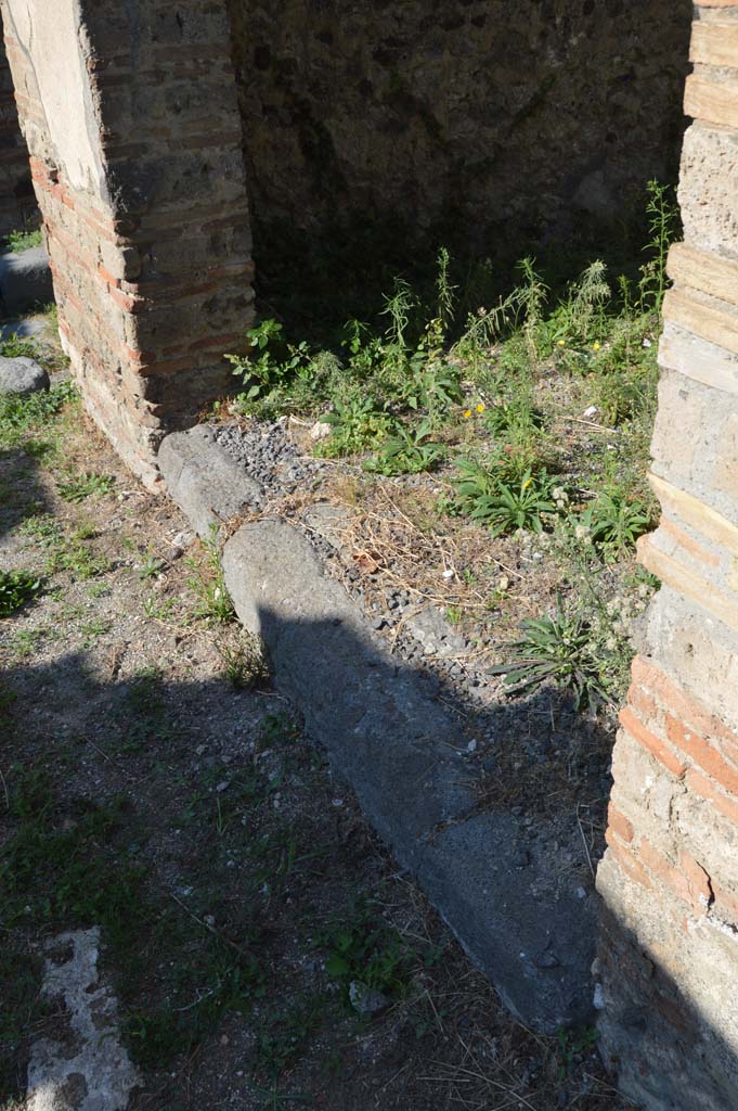VII.6.35 Pompeii. October 2017. Looking west along entrance doorway threshold.
Foto Taylor Lauritsen, ERC Grant 681269 DÉCOR.
