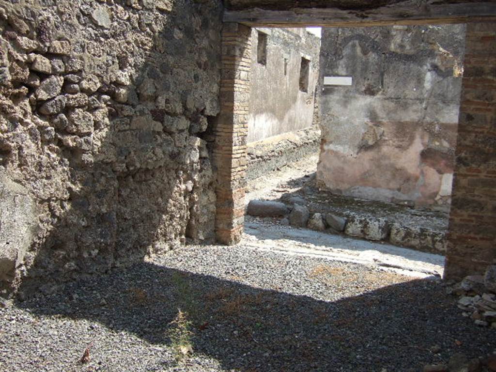 VII.6.36 Pompeii. September 2005. Looking south from VII.6.36 across shop-room towards entrance at VII.6.35 in Vicolo dei Soprastanti.
